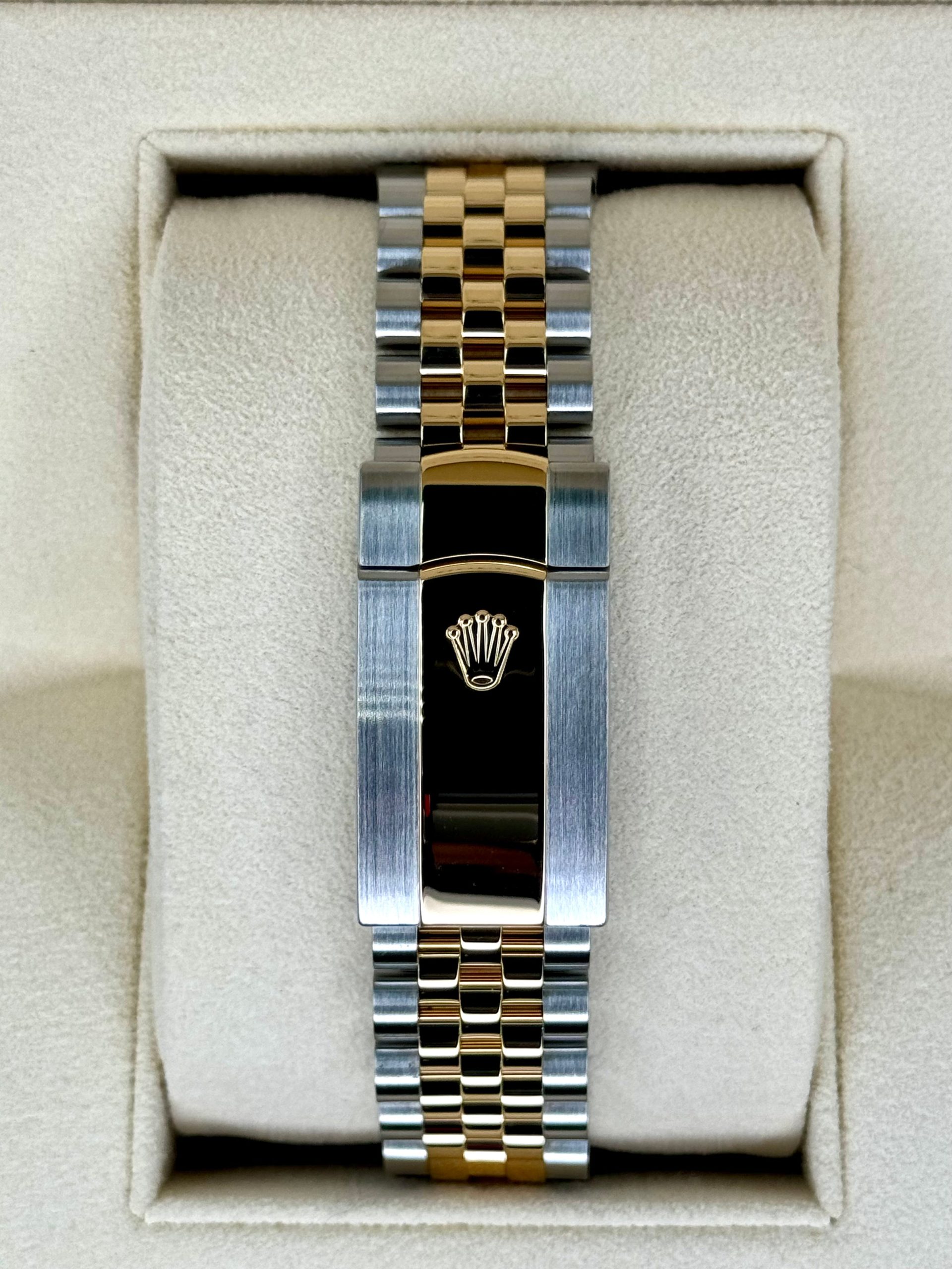 2022 Rolex Datejust 41mm 126333 Jubilee Champagne Diamond Dial - Image 2