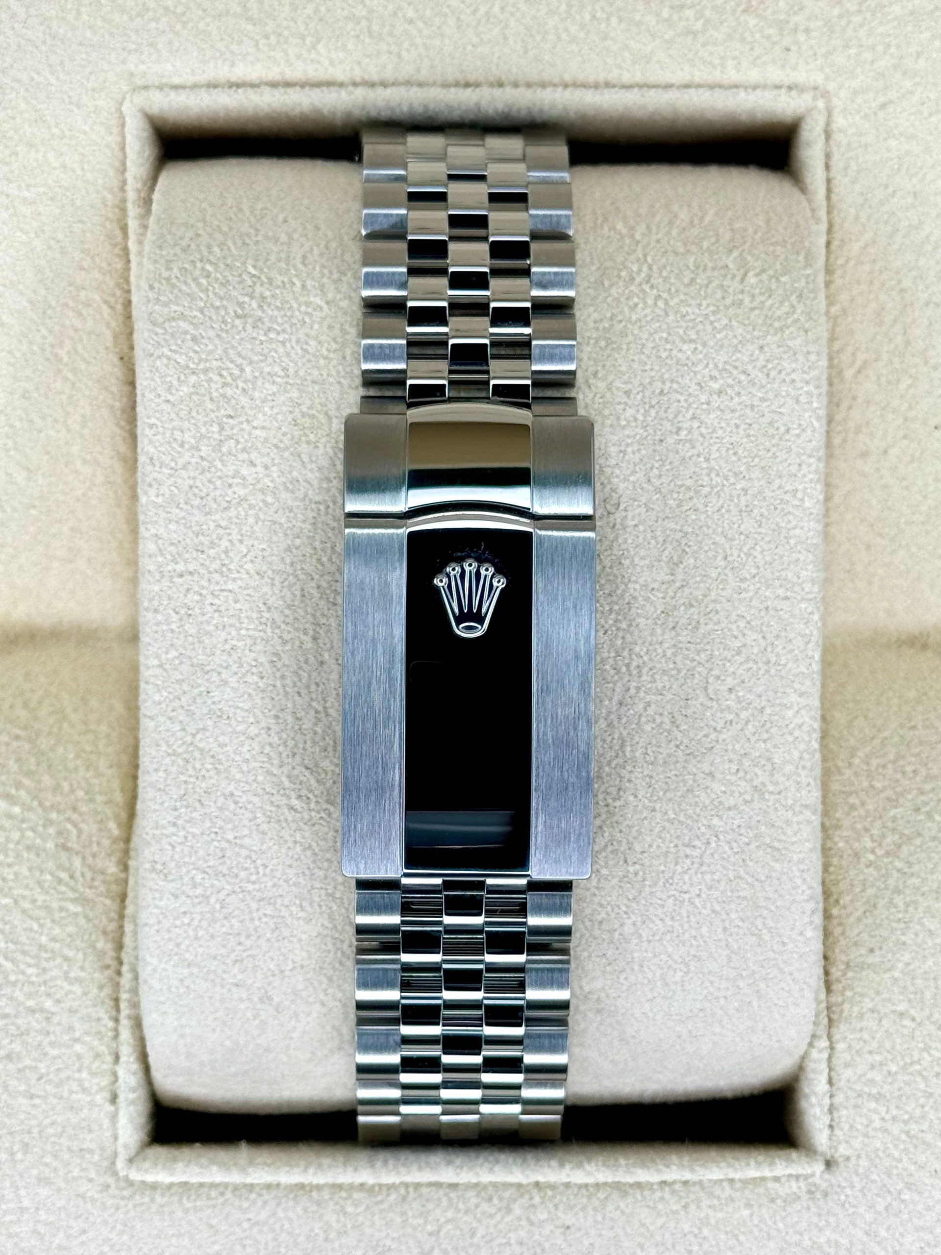 NEW 2024 Rolex Datejust 41mm 126334 Jubilee Blue Roman Numeral Dial - Image 2