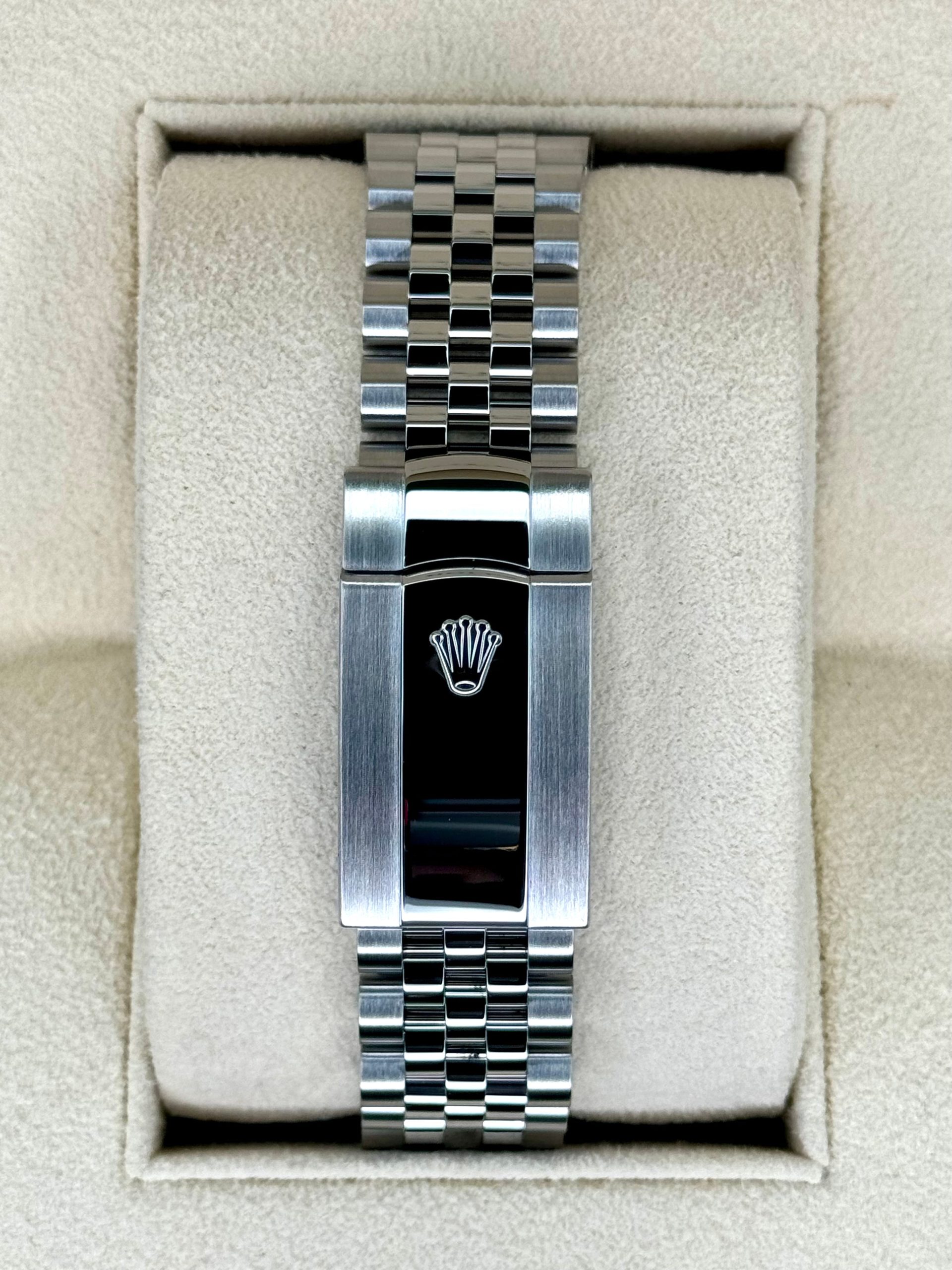 2022 Rolex Datejust 41mm 126300 Stainless Steel Jubilee Blue Motif Dial - Image 2