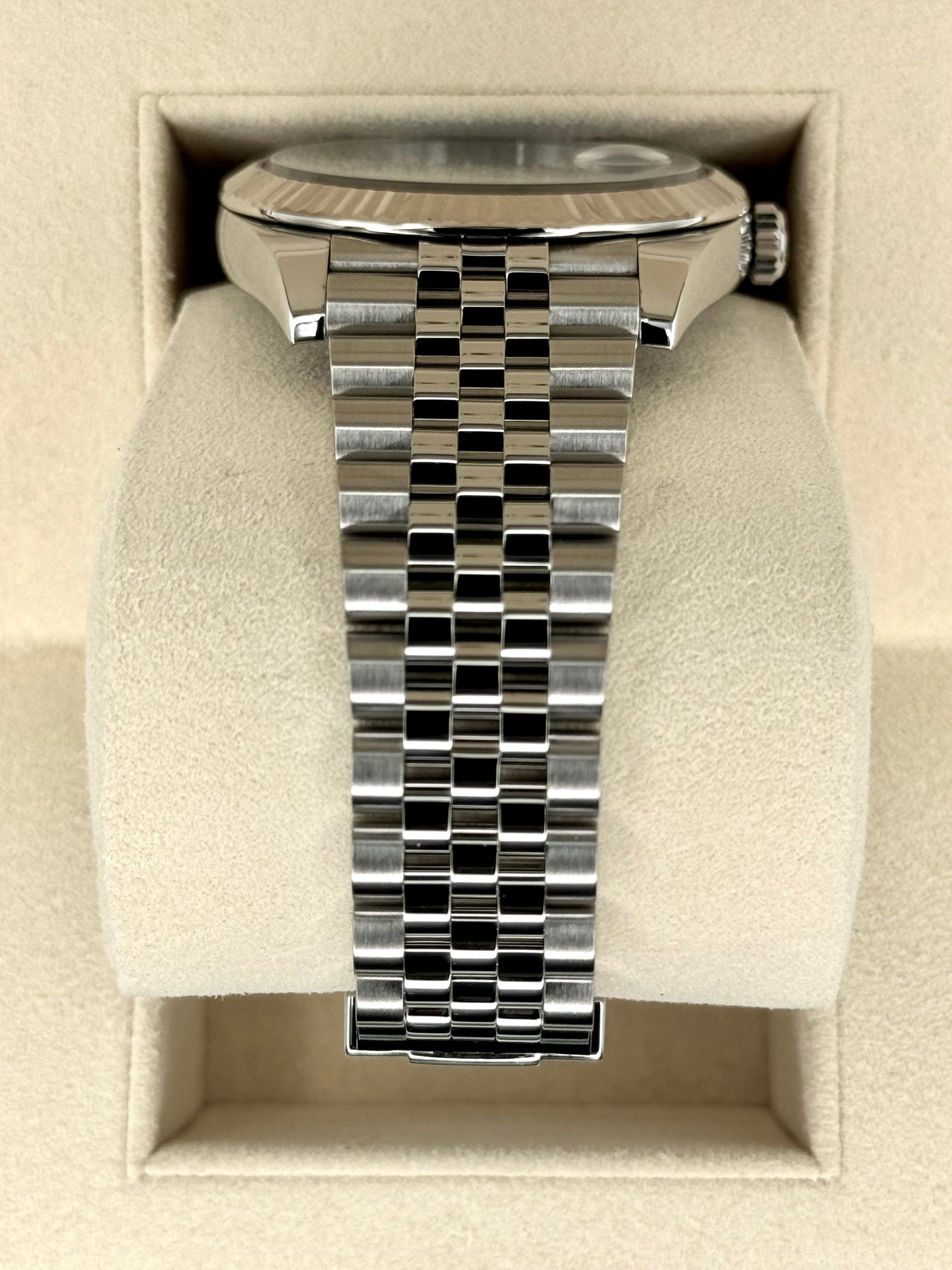 Rolex Datejust 41mm 126334 Stainless Steel Jubilee Blue Dial - Image 3