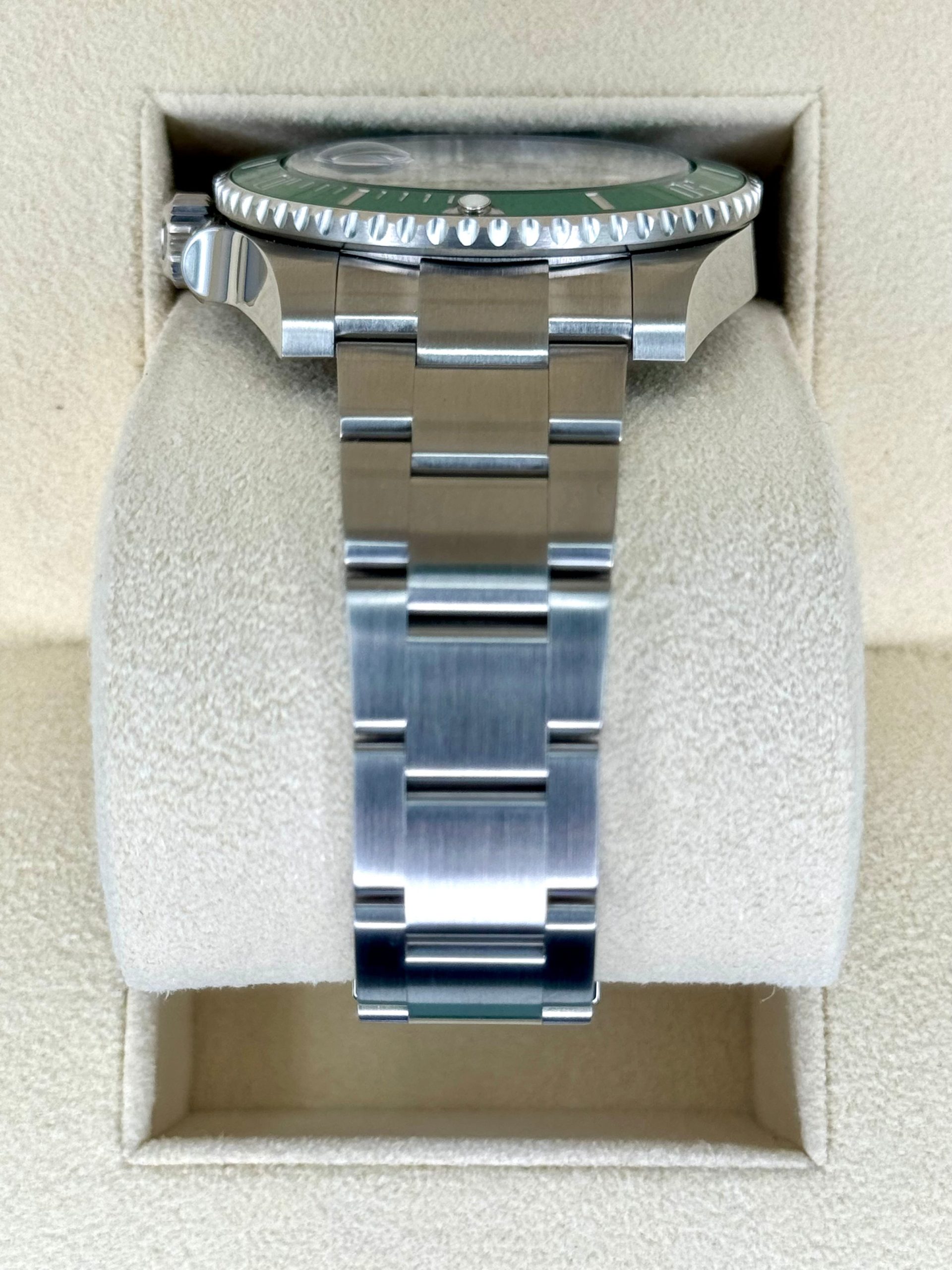 NEW 2020 Rolex Submariner "Hulk" 40mm 116610LV Green Dial - Image 4