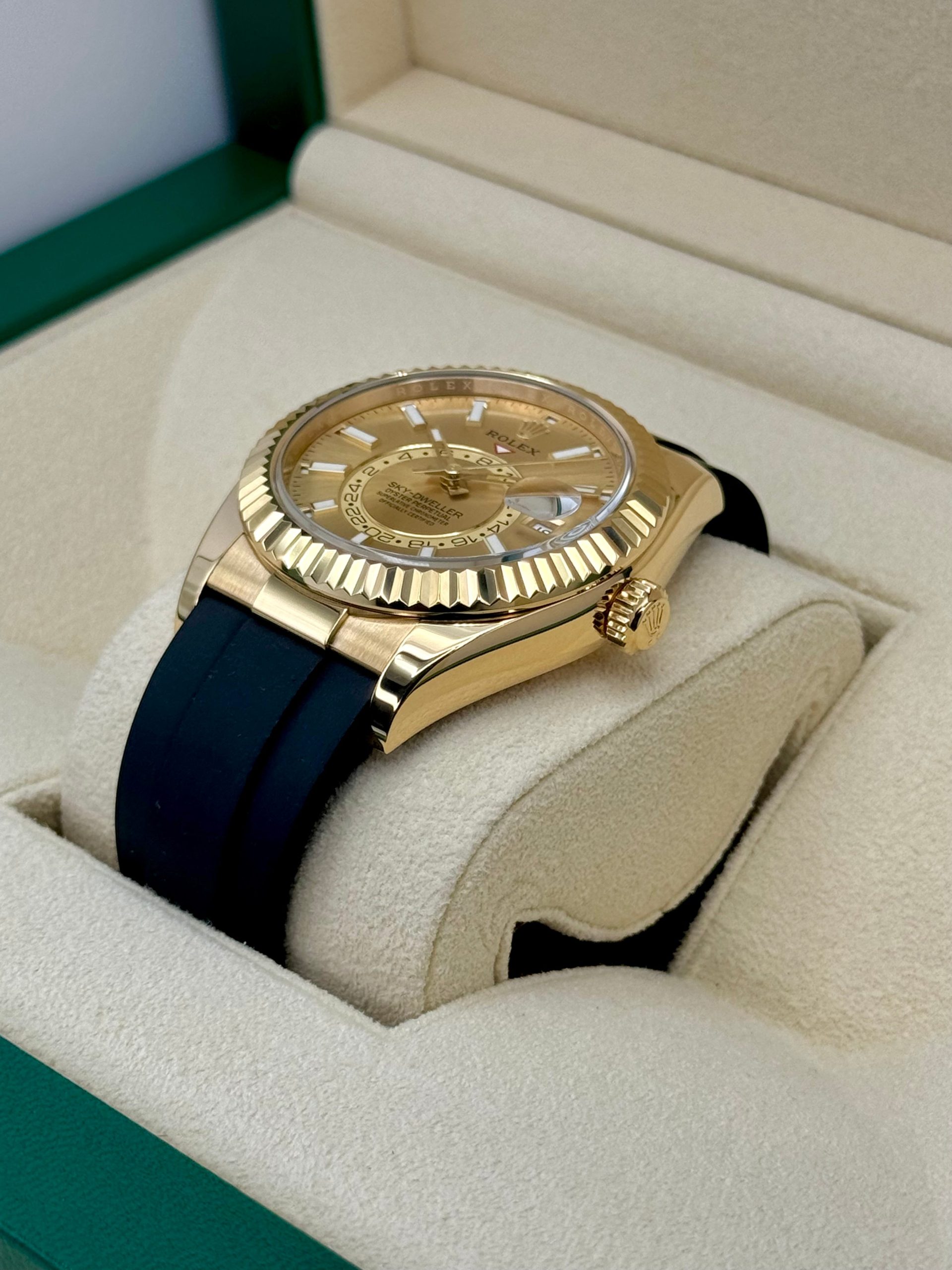 2024 Rolex Sky-Dweller 42mm 336238 Yellow Gold Oysterflex Champagne Dial - Image 5
