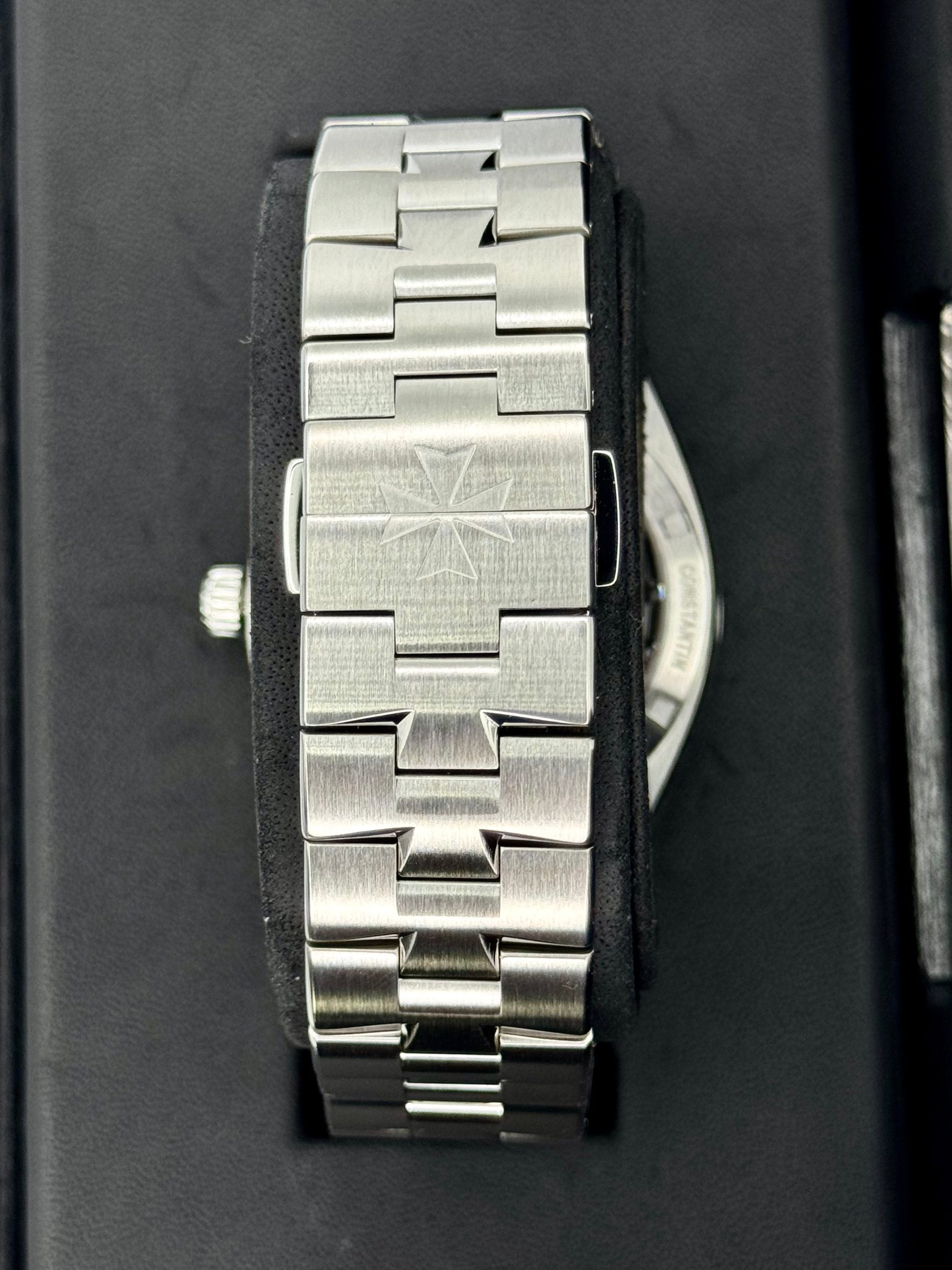 2018 Vacheron Constantin Overseas 41mm 4500V Stainless Silver Dial - Image 2