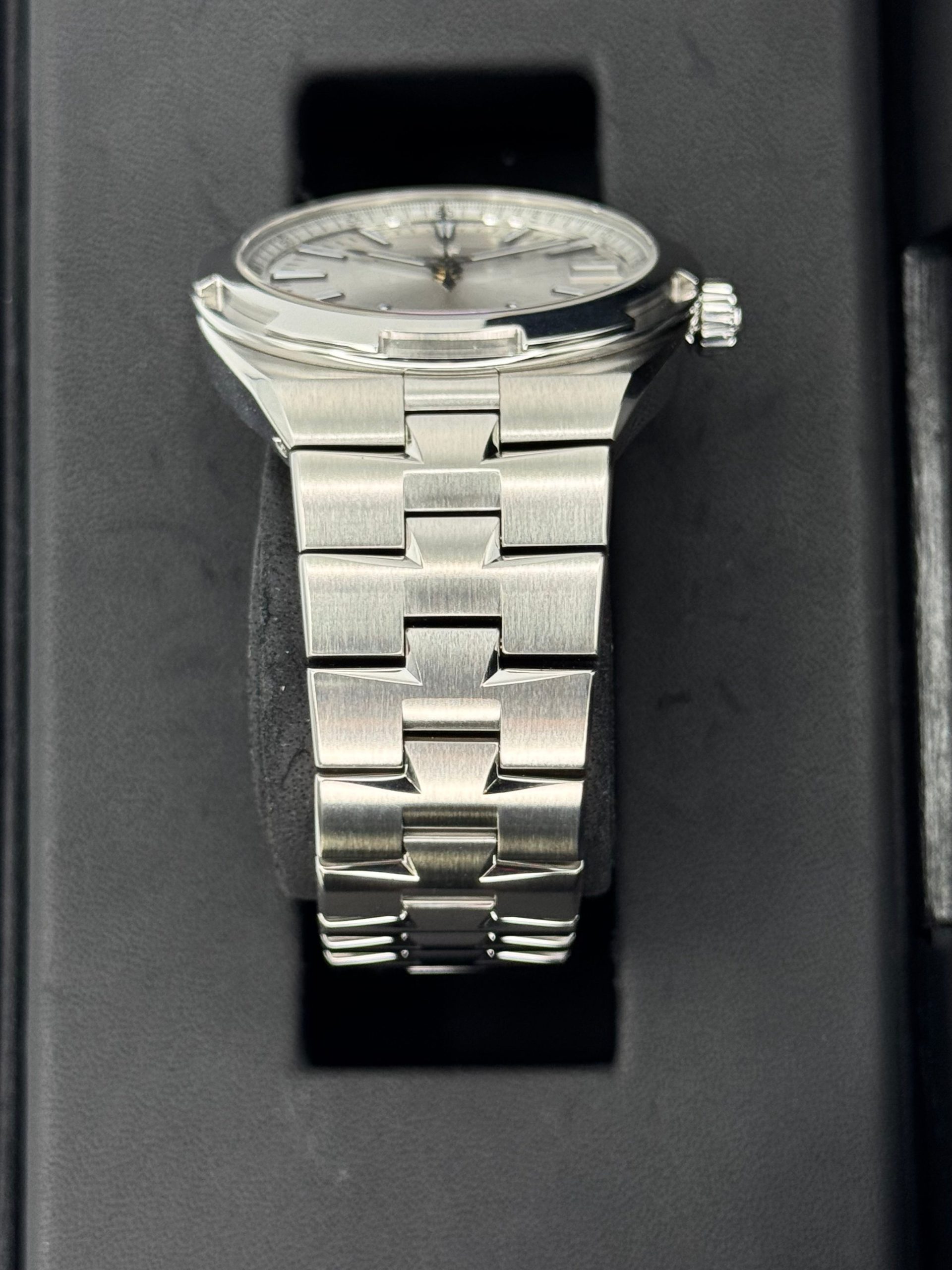 2018 Vacheron Constantin Overseas 41mm 4500V Stainless Silver Dial - Image 3