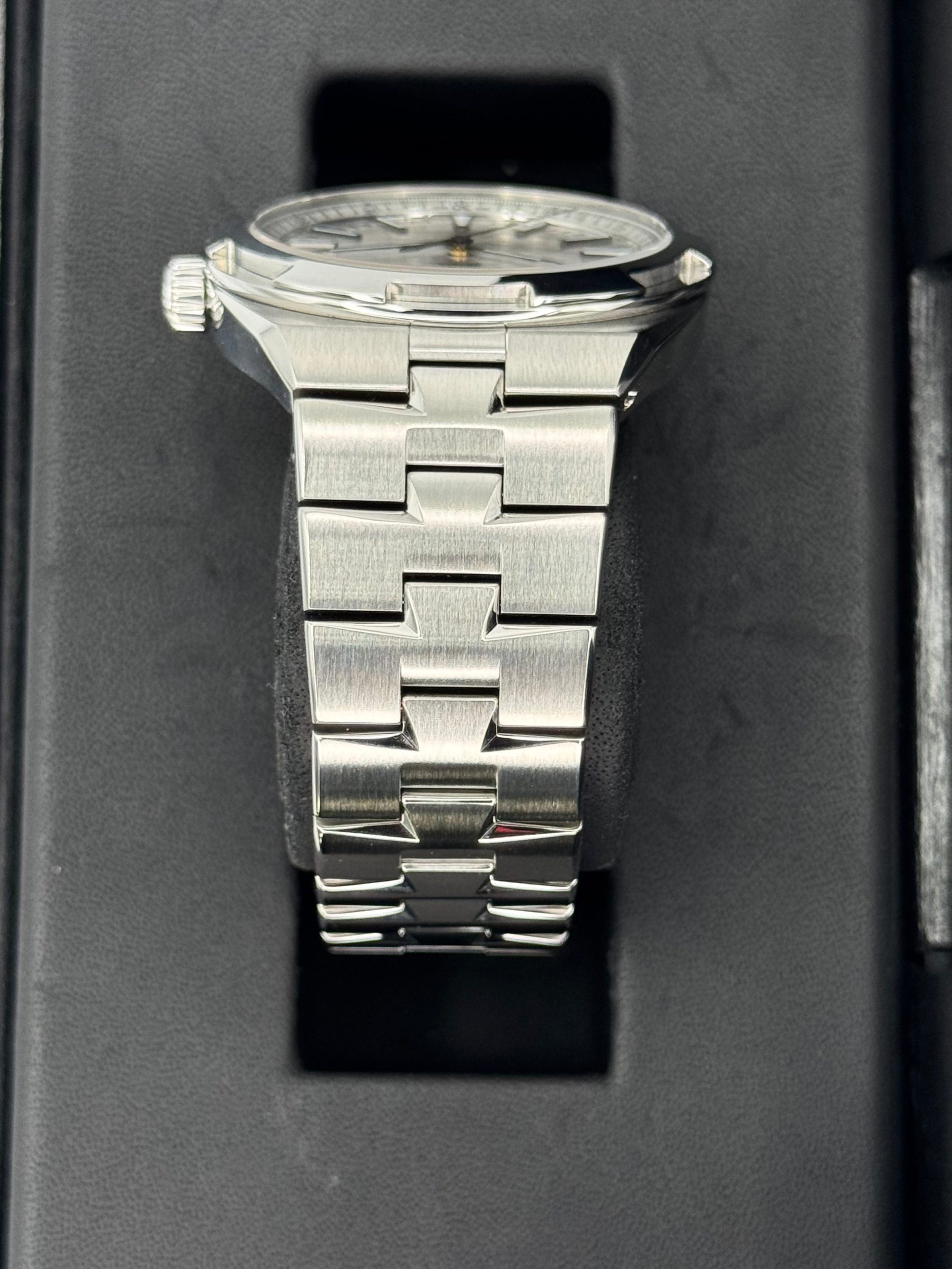 2018 Vacheron Constantin Overseas 41mm 4500V Stainless Silver Dial - Image 4