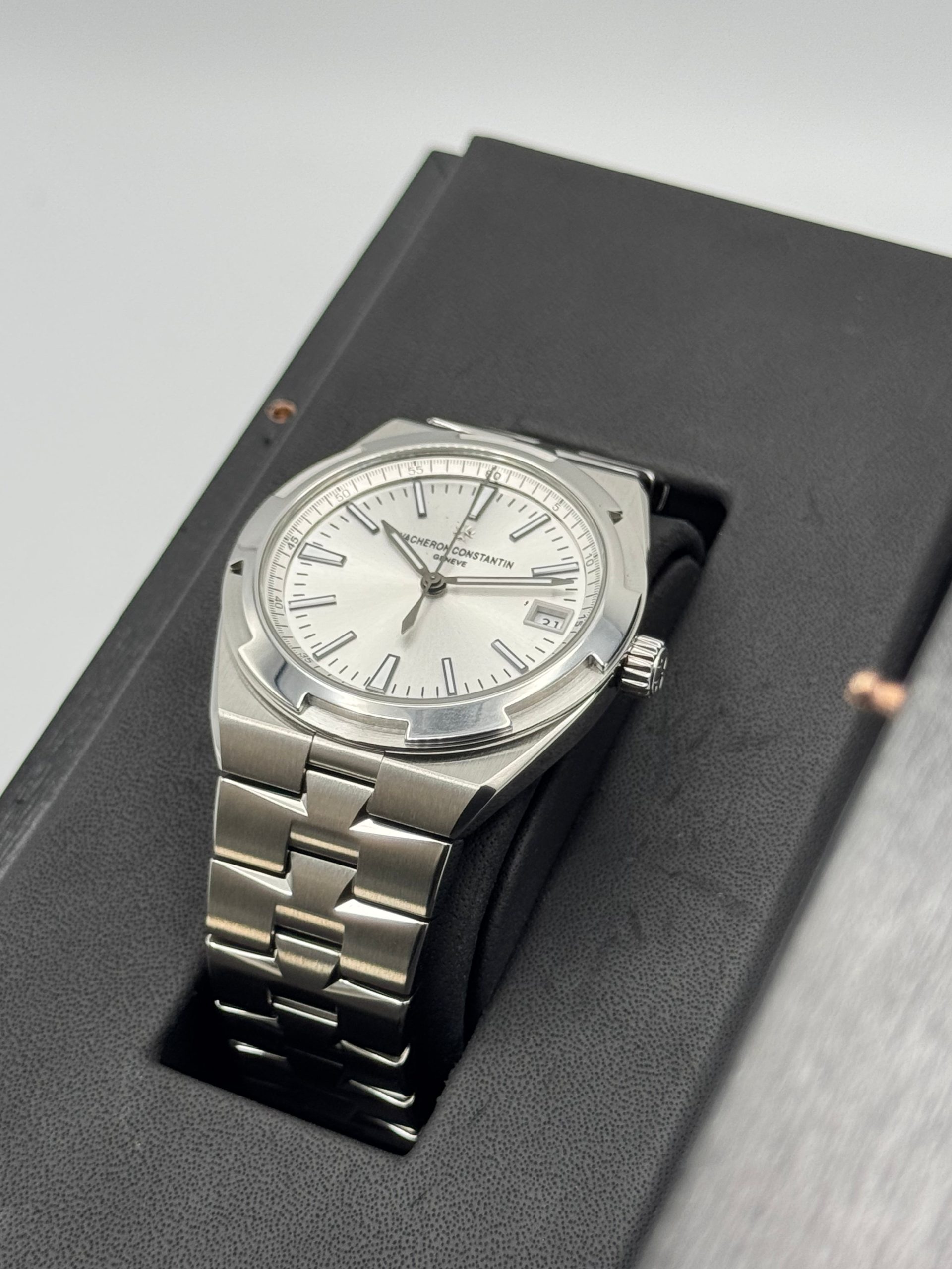 2018 Vacheron Constantin Overseas 41mm 4500V Stainless Silver Dial - Image 5