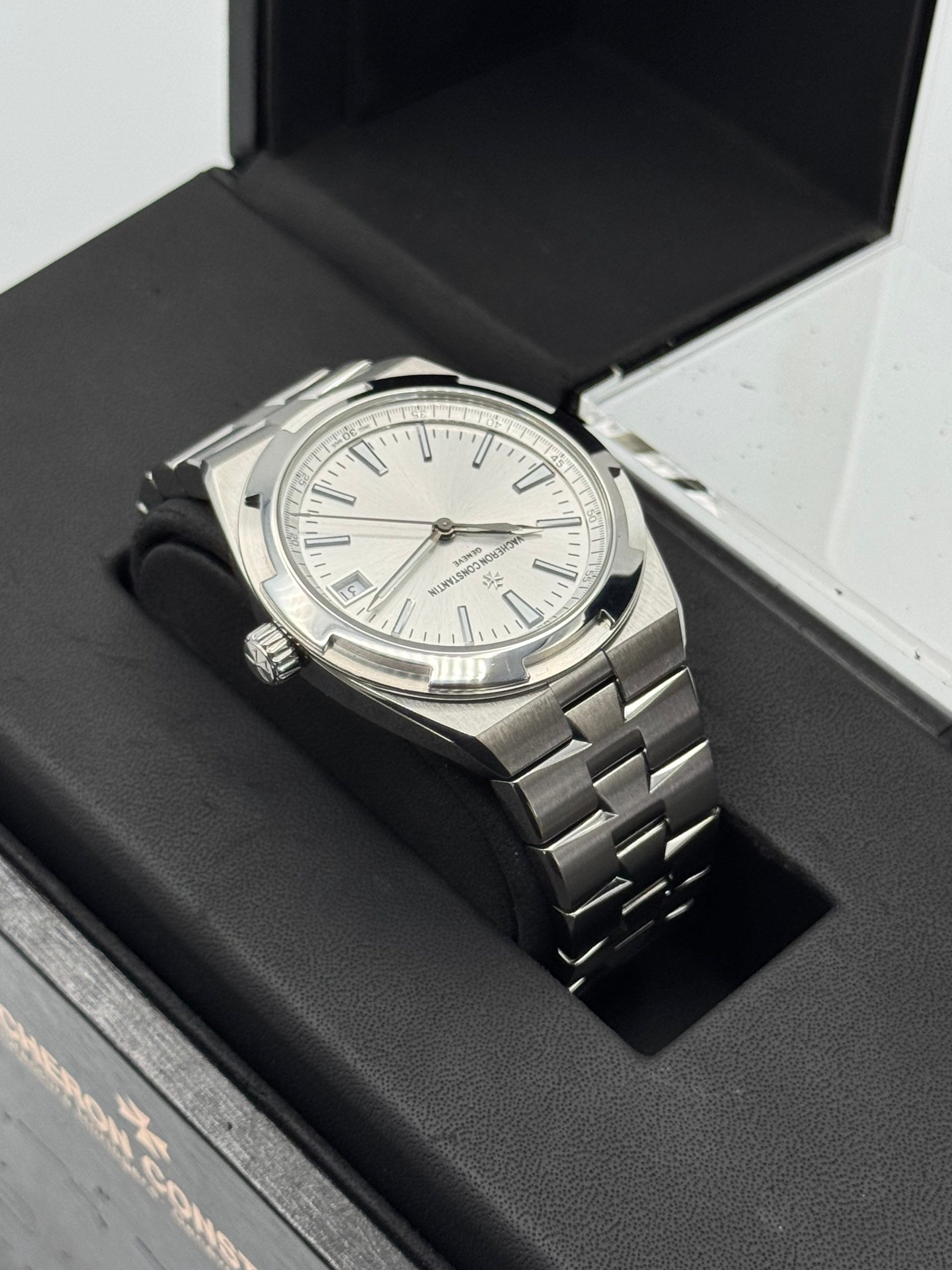 2018 Vacheron Constantin Overseas 41mm 4500V Stainless Silver Dial - Image 7