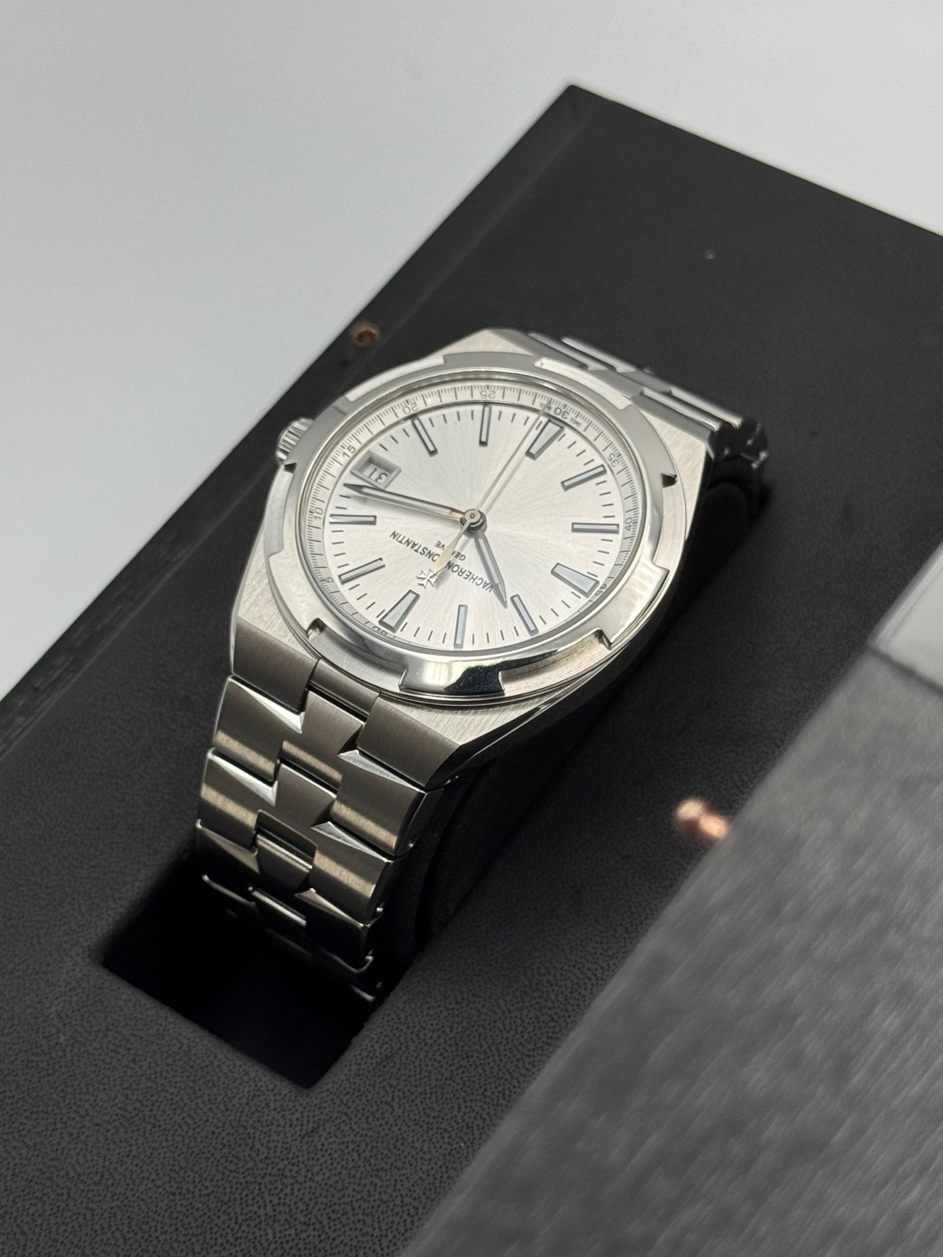 2018 Vacheron Constantin Overseas 41mm 4500V Stainless Silver Dial - Image 8